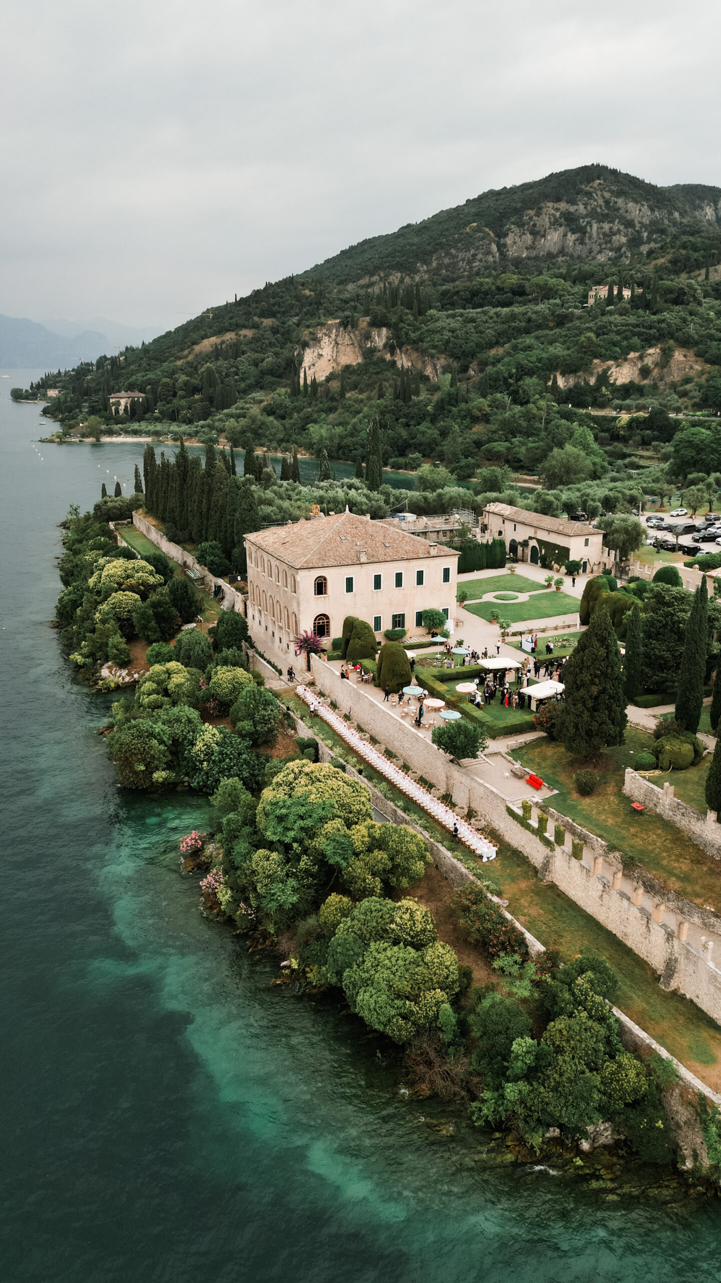 Villa dall'alto a bordo lago