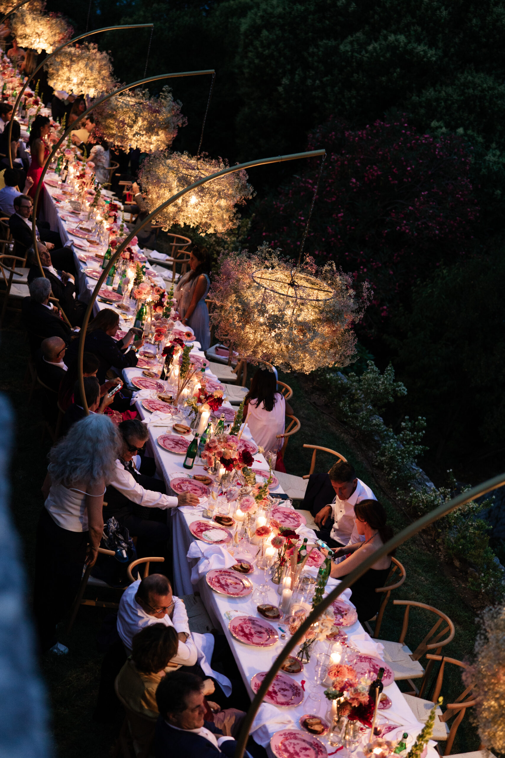 Tavolo con fiori e tovaglioli e luci serali