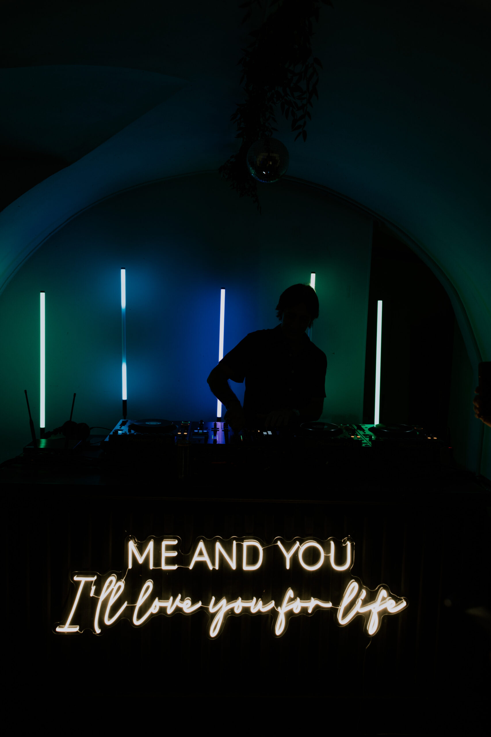 Dj con le luci scure e luci a led
