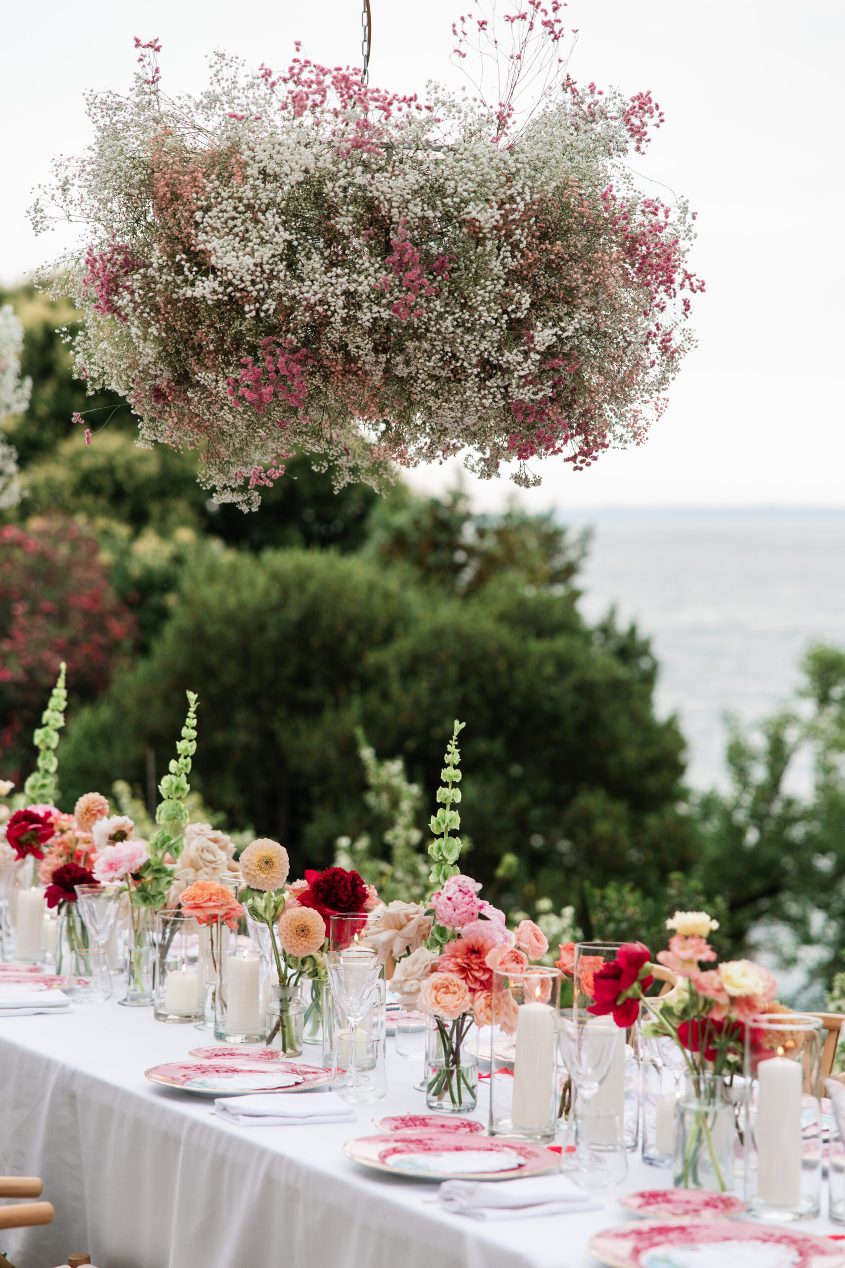 Tavolo con fiori sul lago