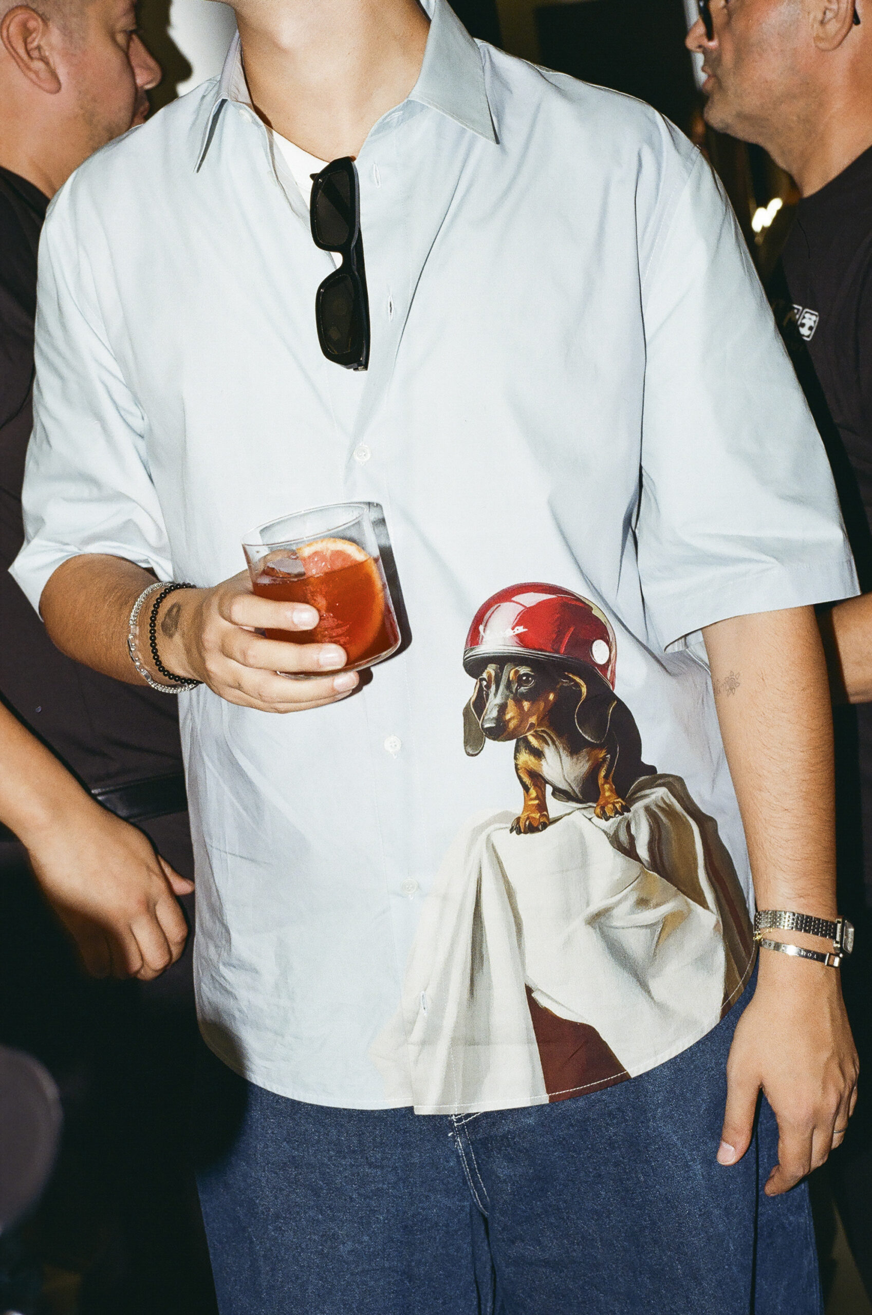 Ragazzo camicia e cockatail in mano