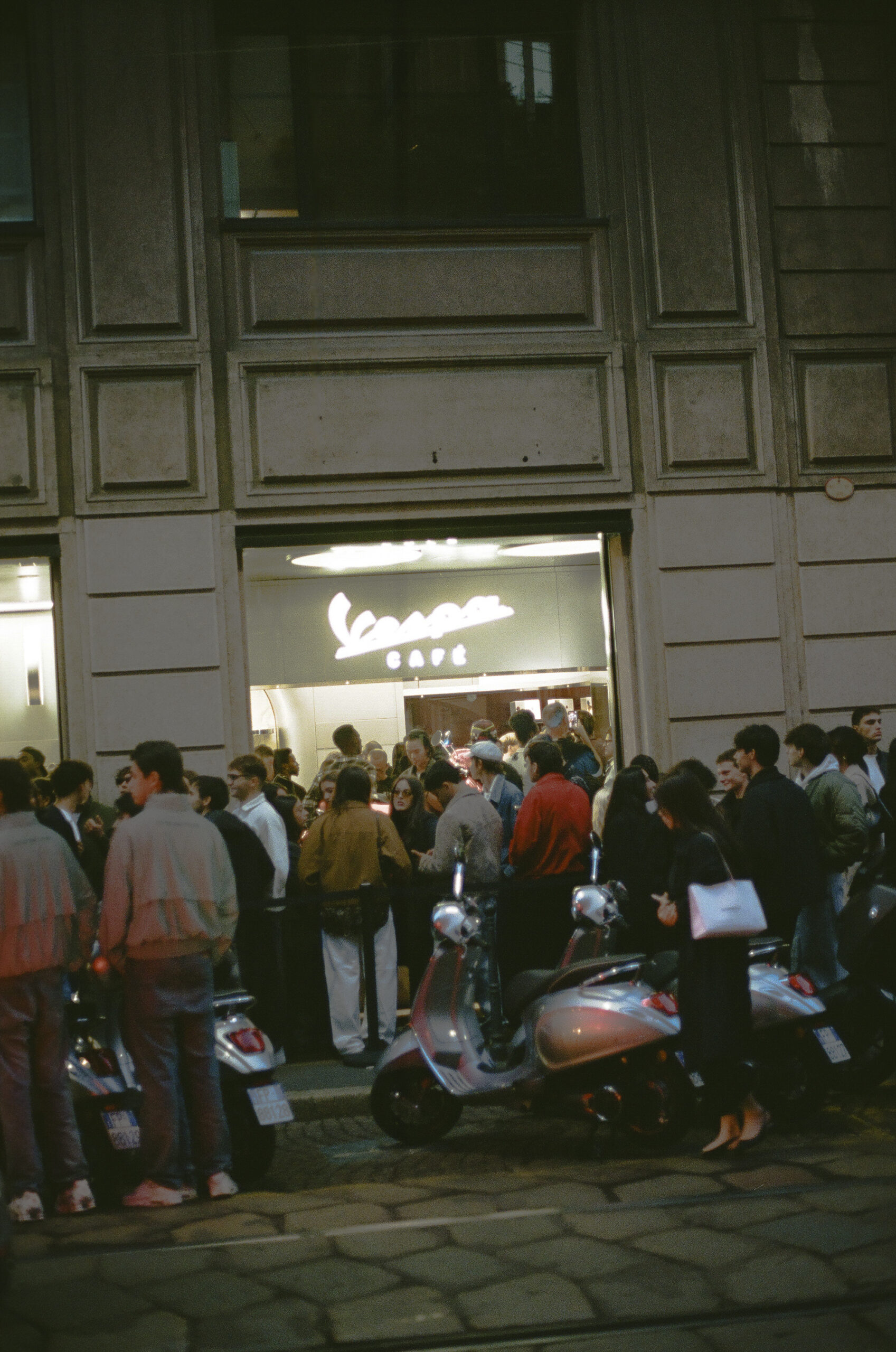 Persone fuori dall'evento di Vespa