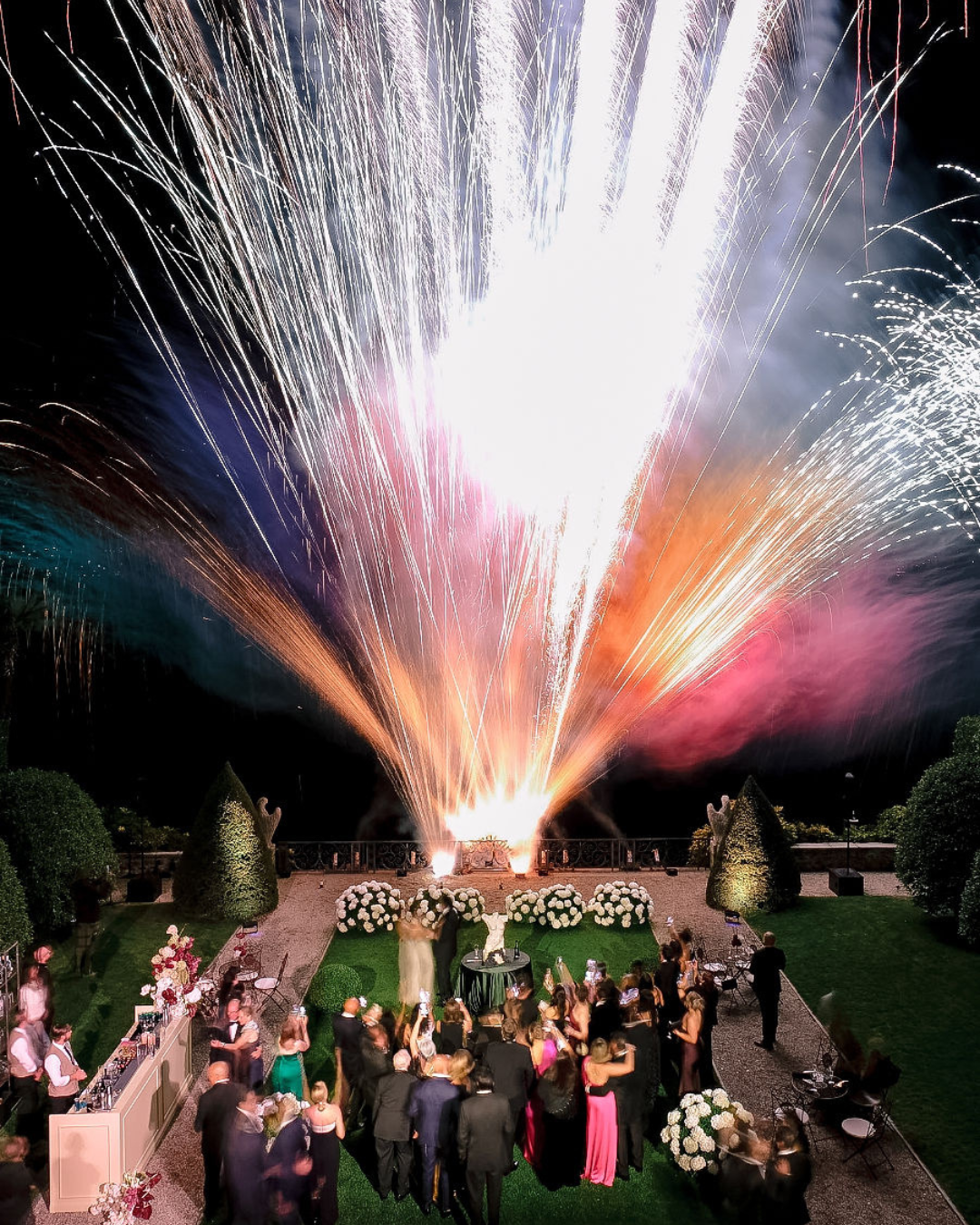 Fuochi d'artificio di sera a bordo lago