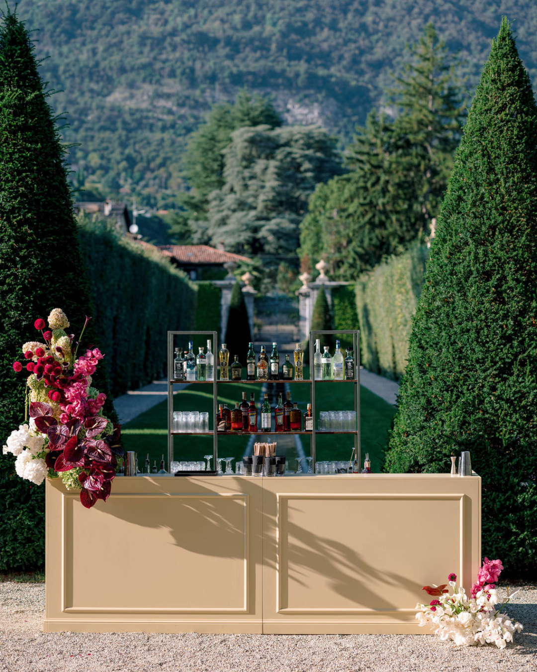 Bar station con dietro giardini