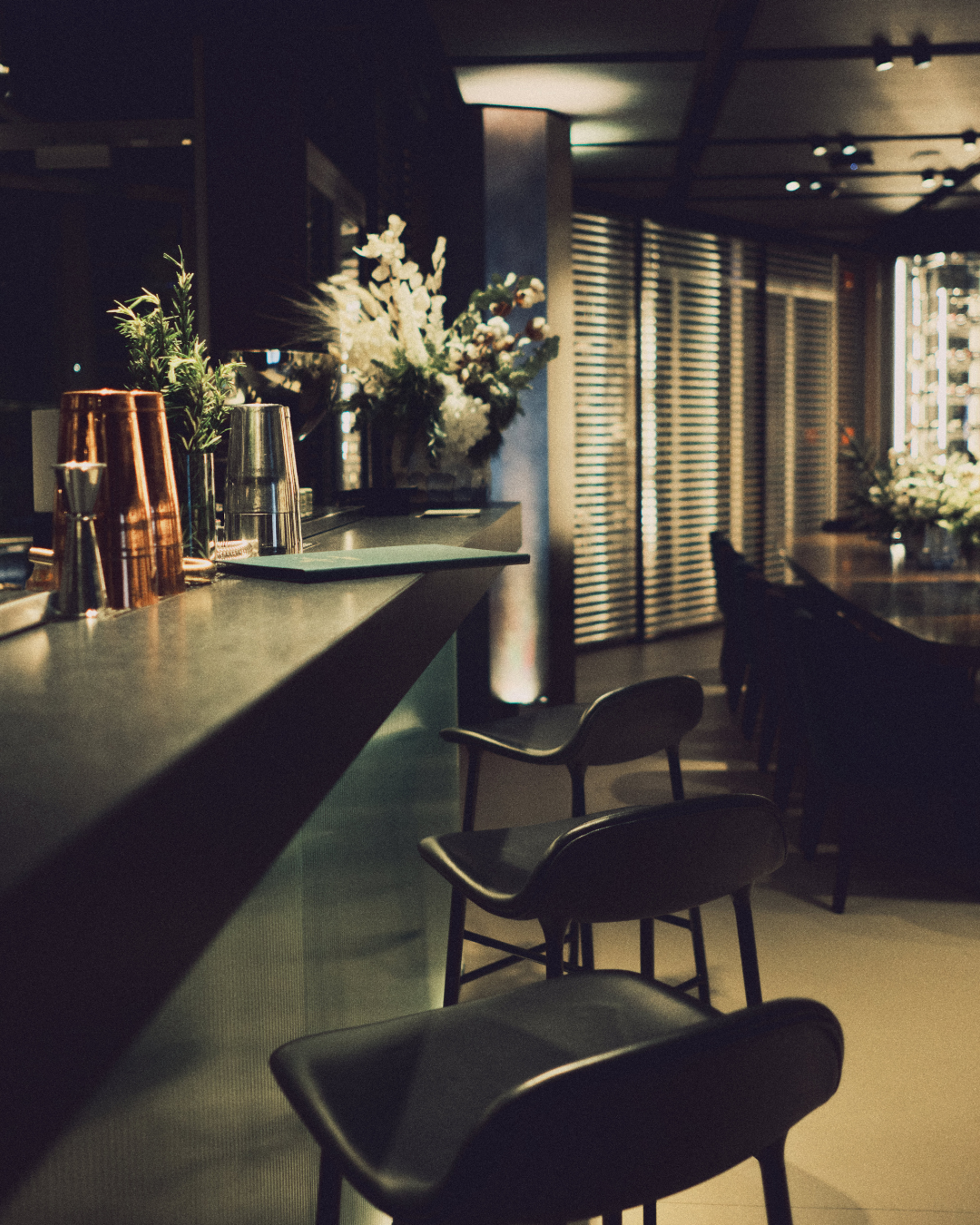 Bancone bar con sgabelli alti neri