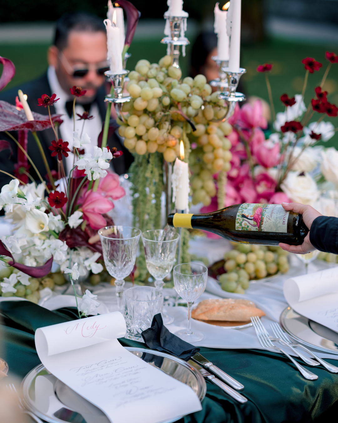 Mise en place con vino versato dalla bottiglia