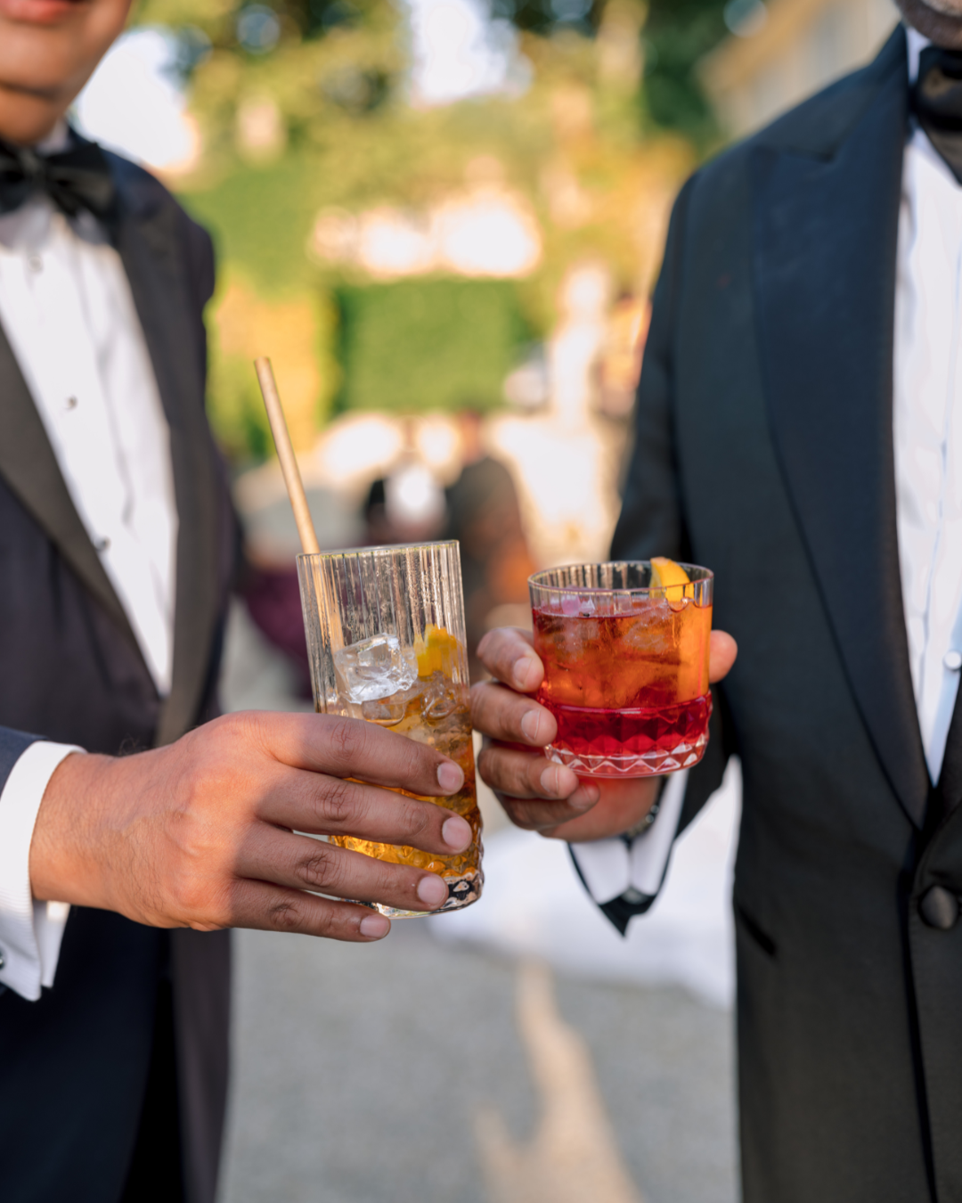 Drink in mano a due uomini che brindano
