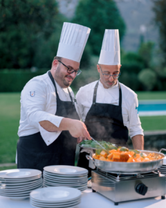 Cooking masterclass con cuochi che cucinano la pasta