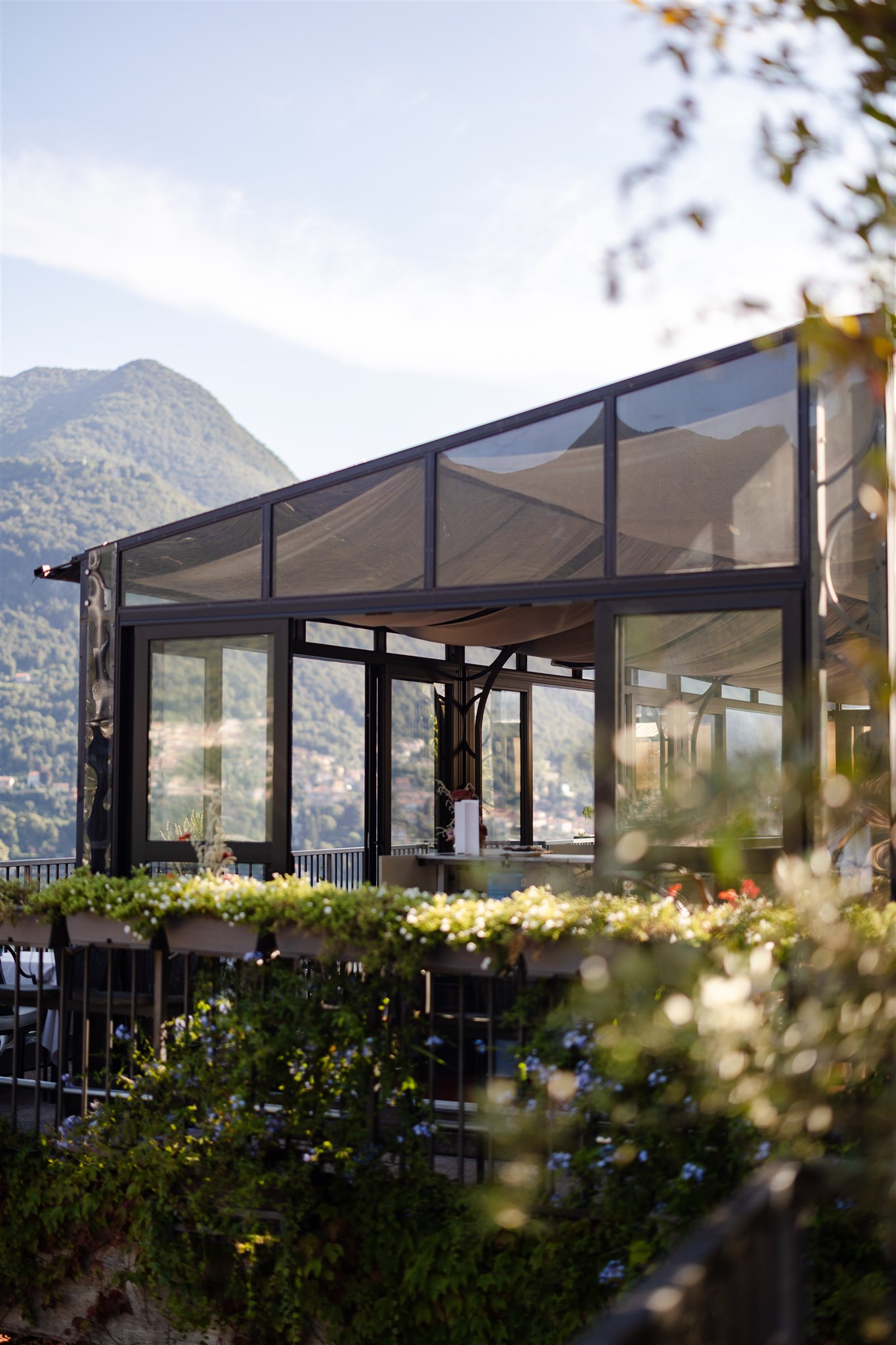 Finestra sul lago dall'esterno