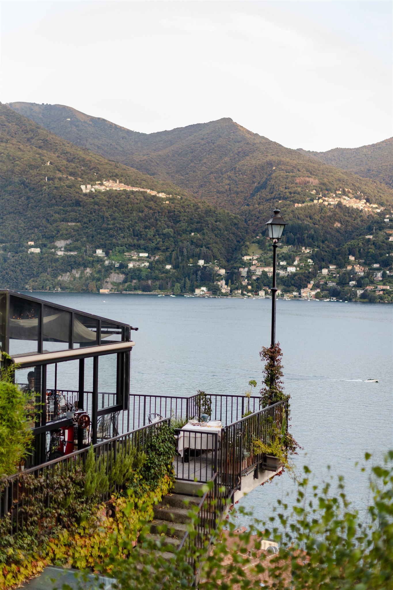 Una Finestra Sul Lago con lampione e tavoli apparecchiati