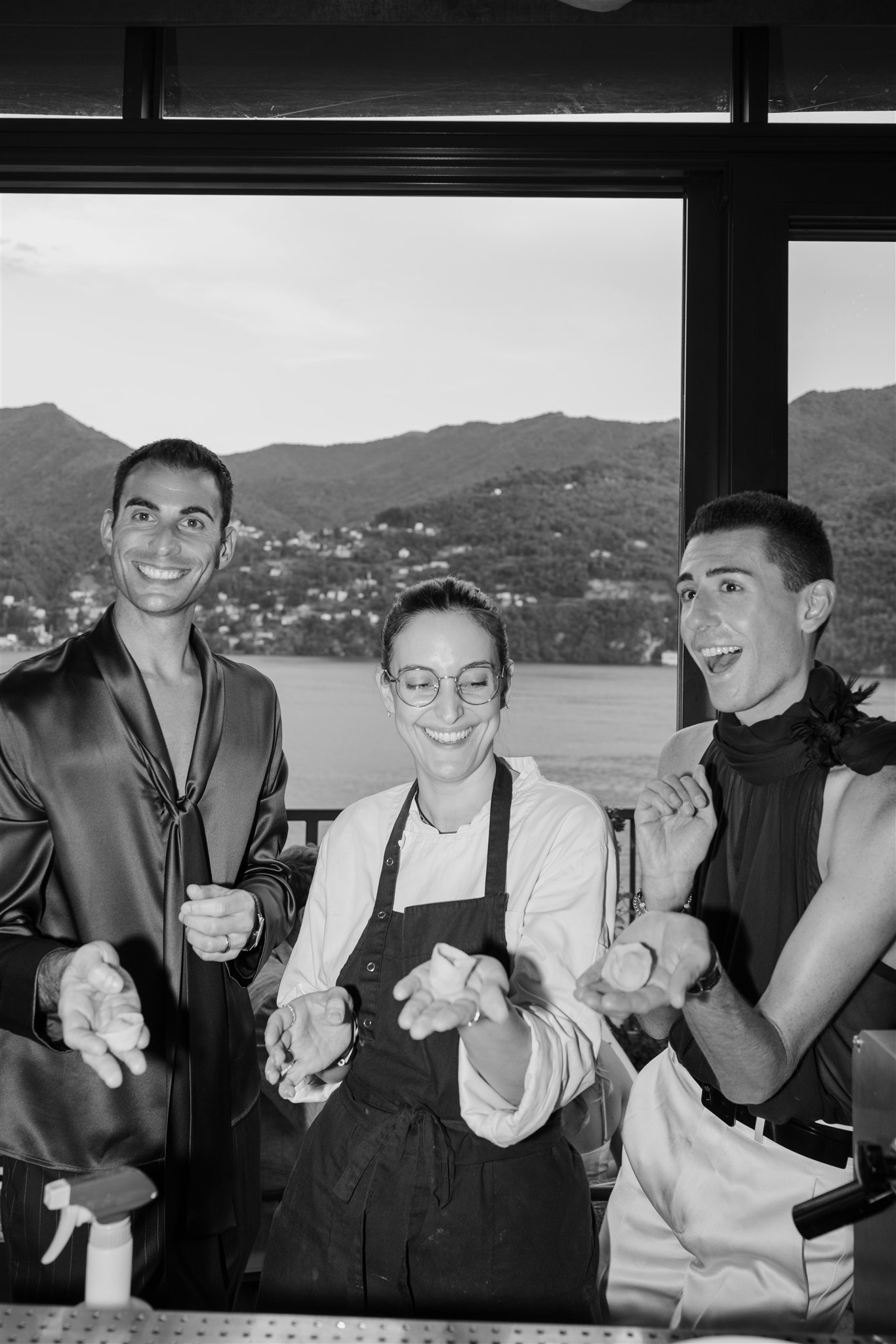 Ragazzi che sorridono mentre preparano un raviolo