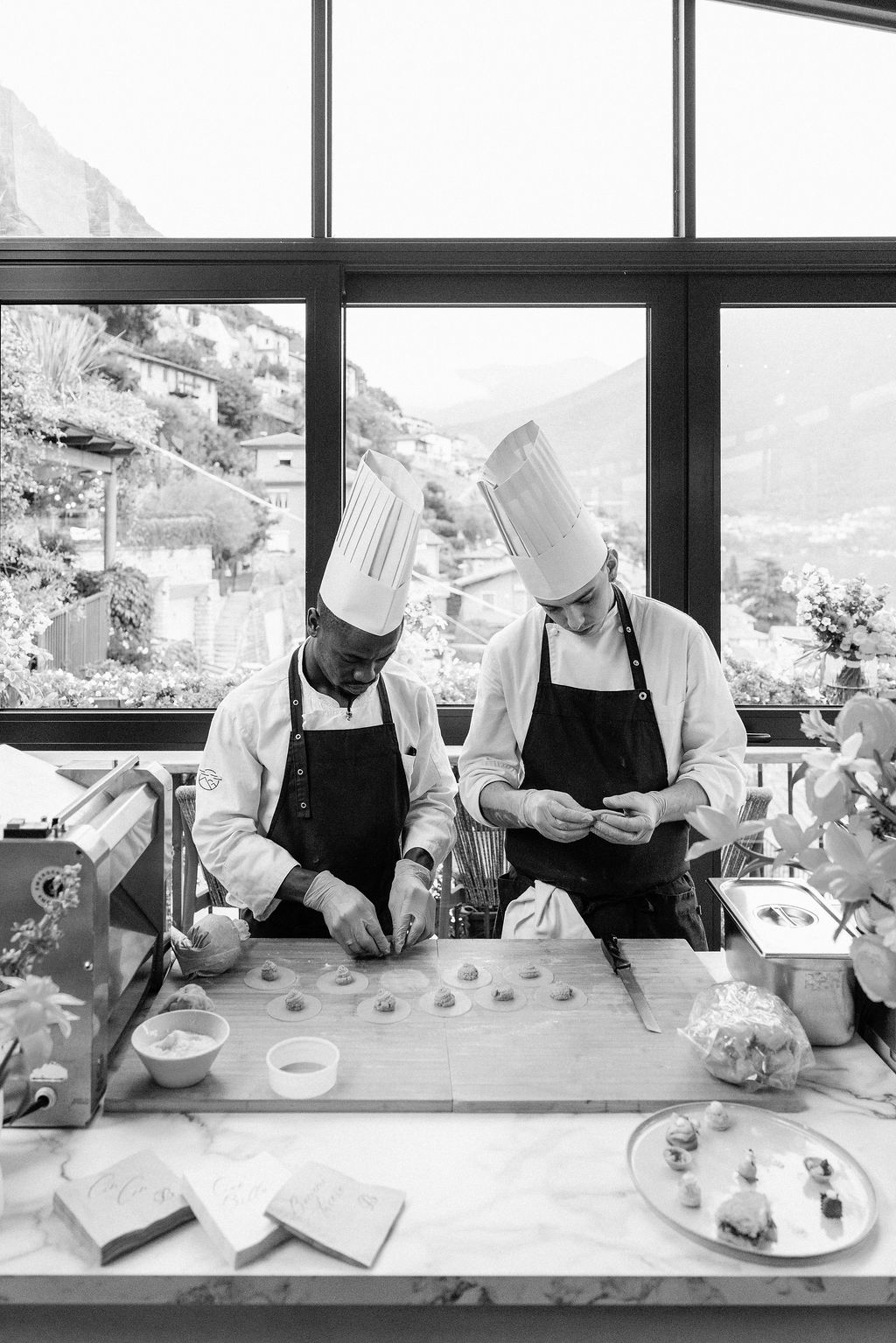 Chef che preparano i ravioli al momento