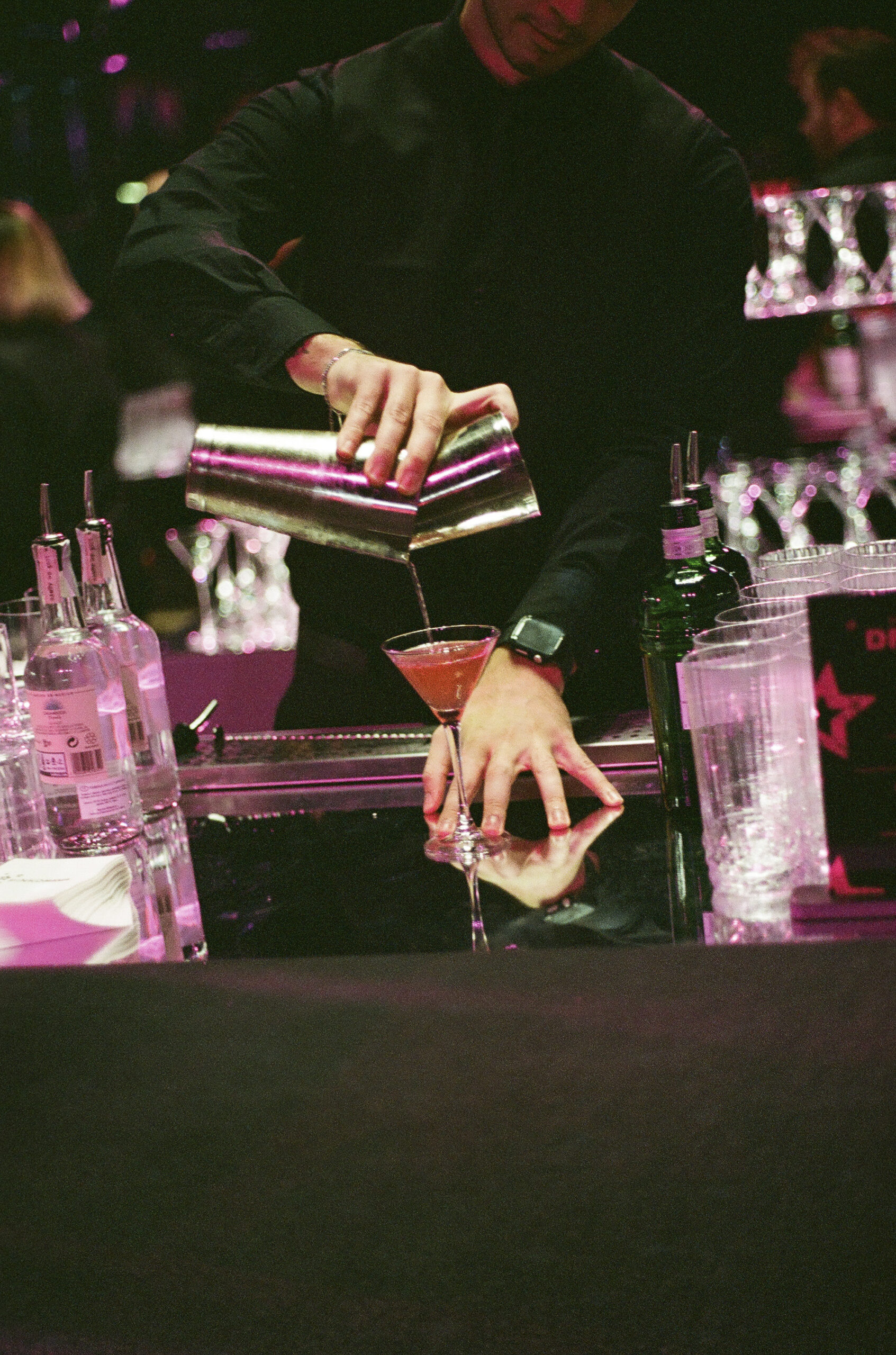 Cocktail che viene versato dallo shaker