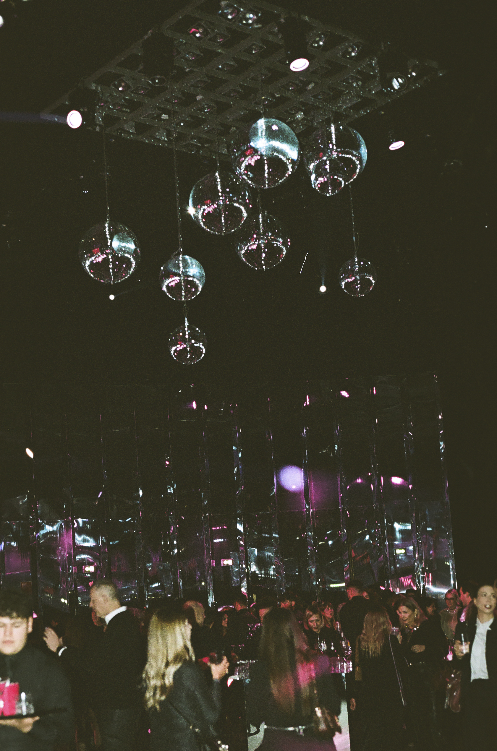 Persone che ballano all'evento