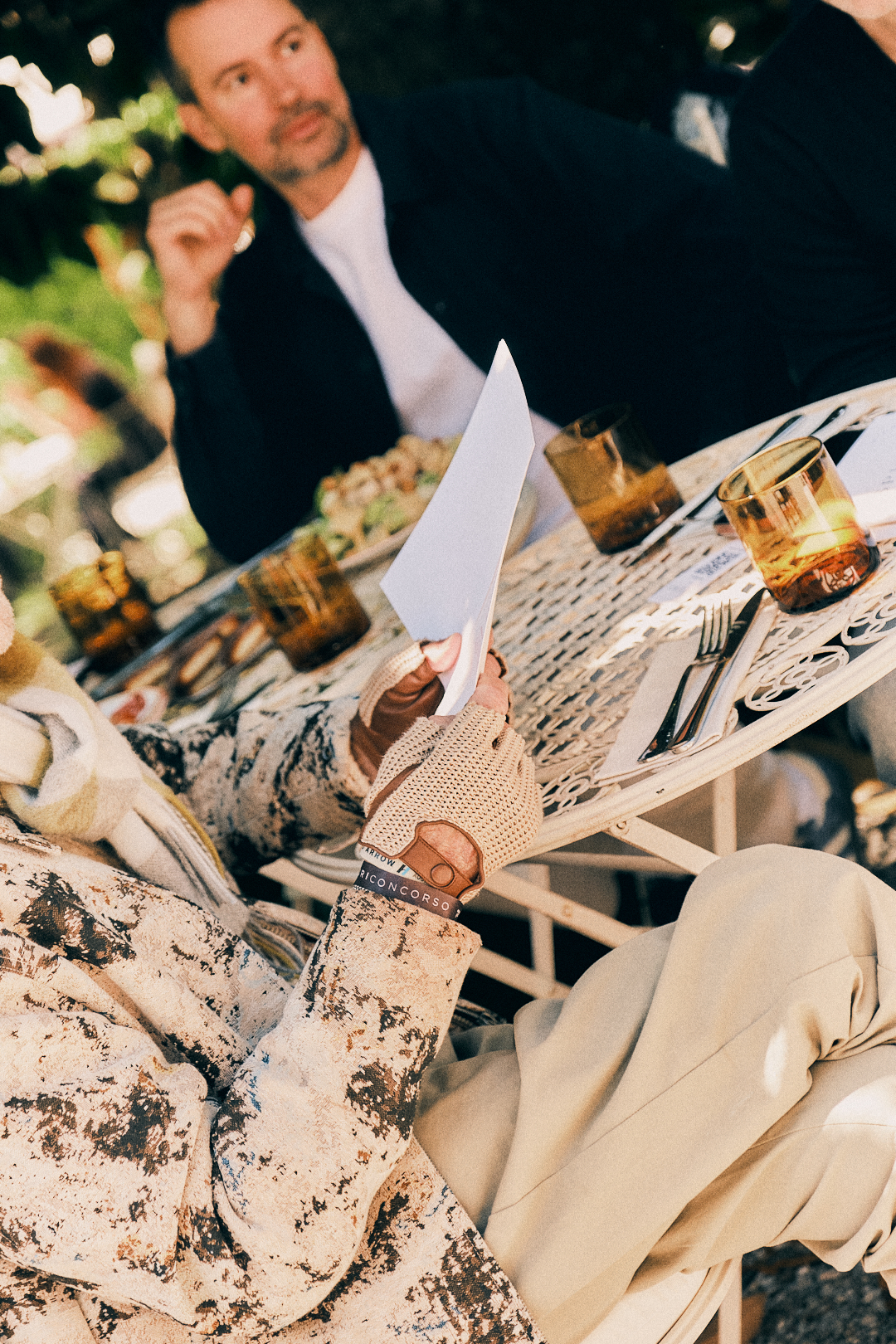 Clienti che leggono il menu seduti al tavolo