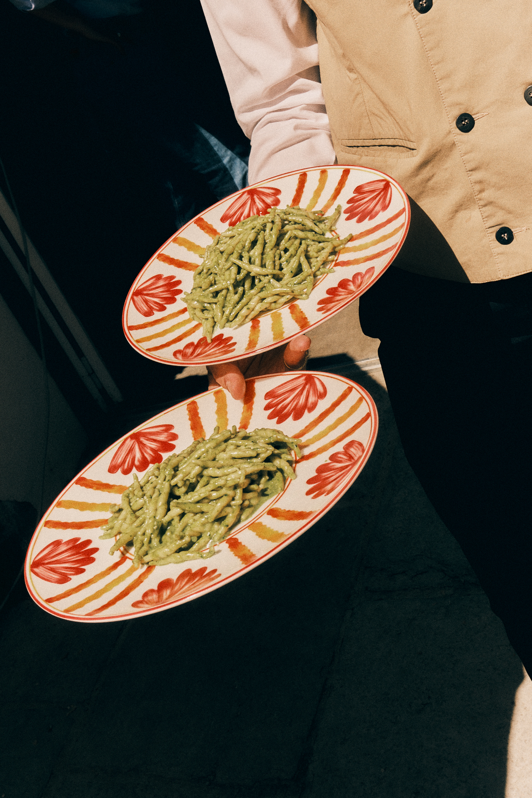 Piatti di trofie al pesto