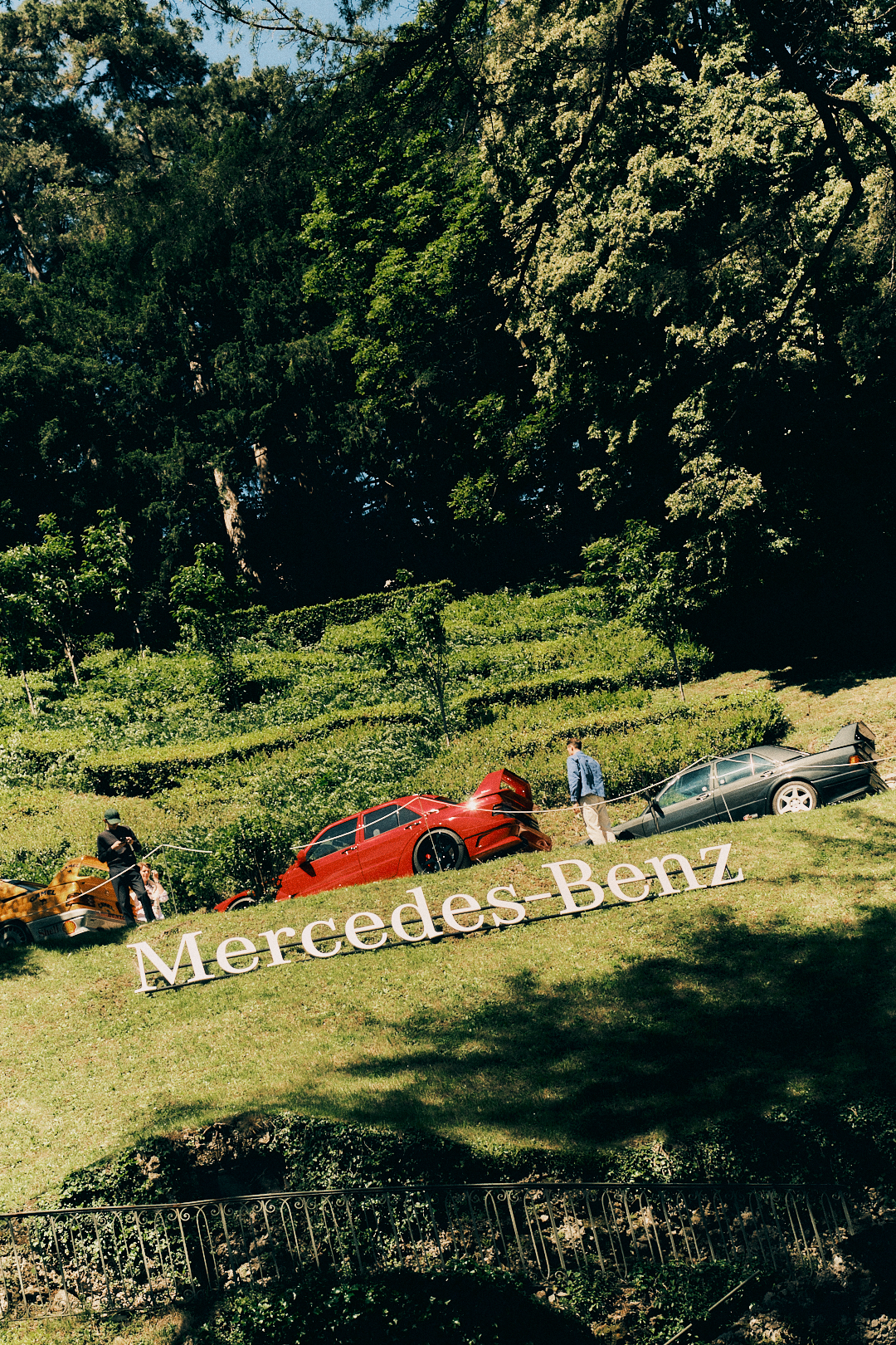 Mercedes Benz posizionate su una riva