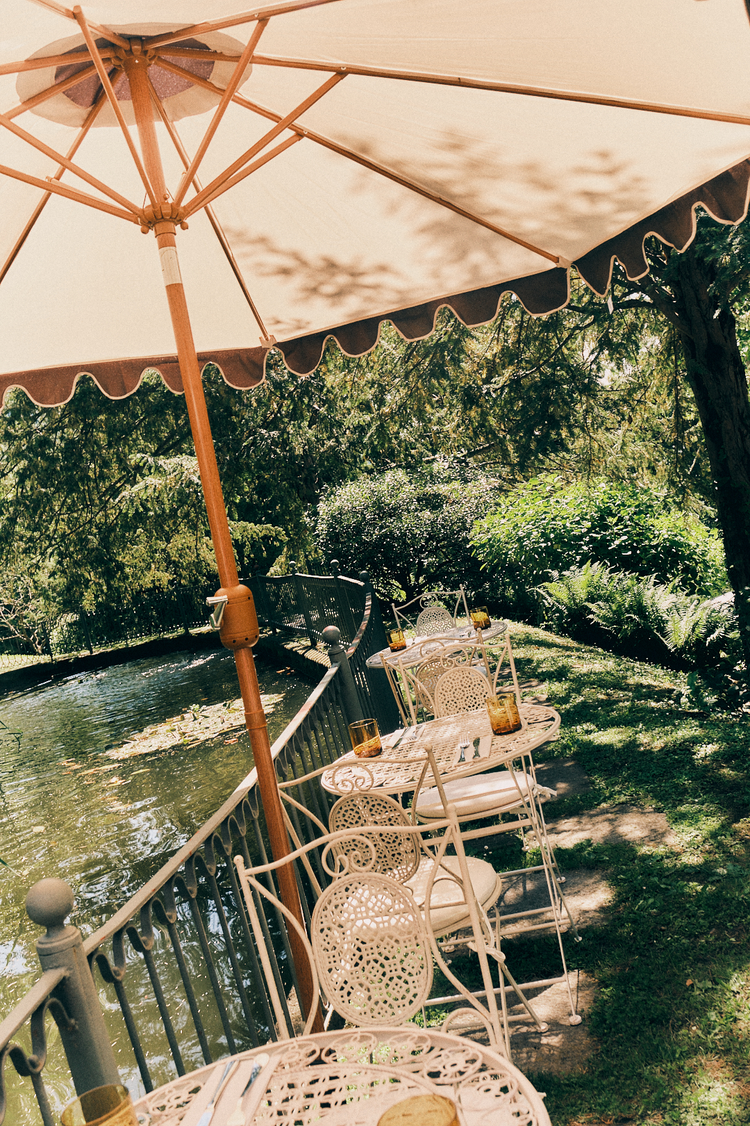Tavoli del popup immersi nel verde