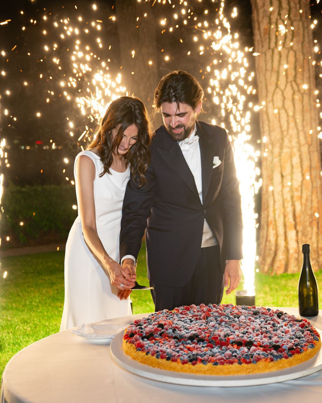 Sposi che tagliano la torta